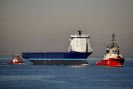 Wagenborg Towage transports hull from Szczecin to Urk