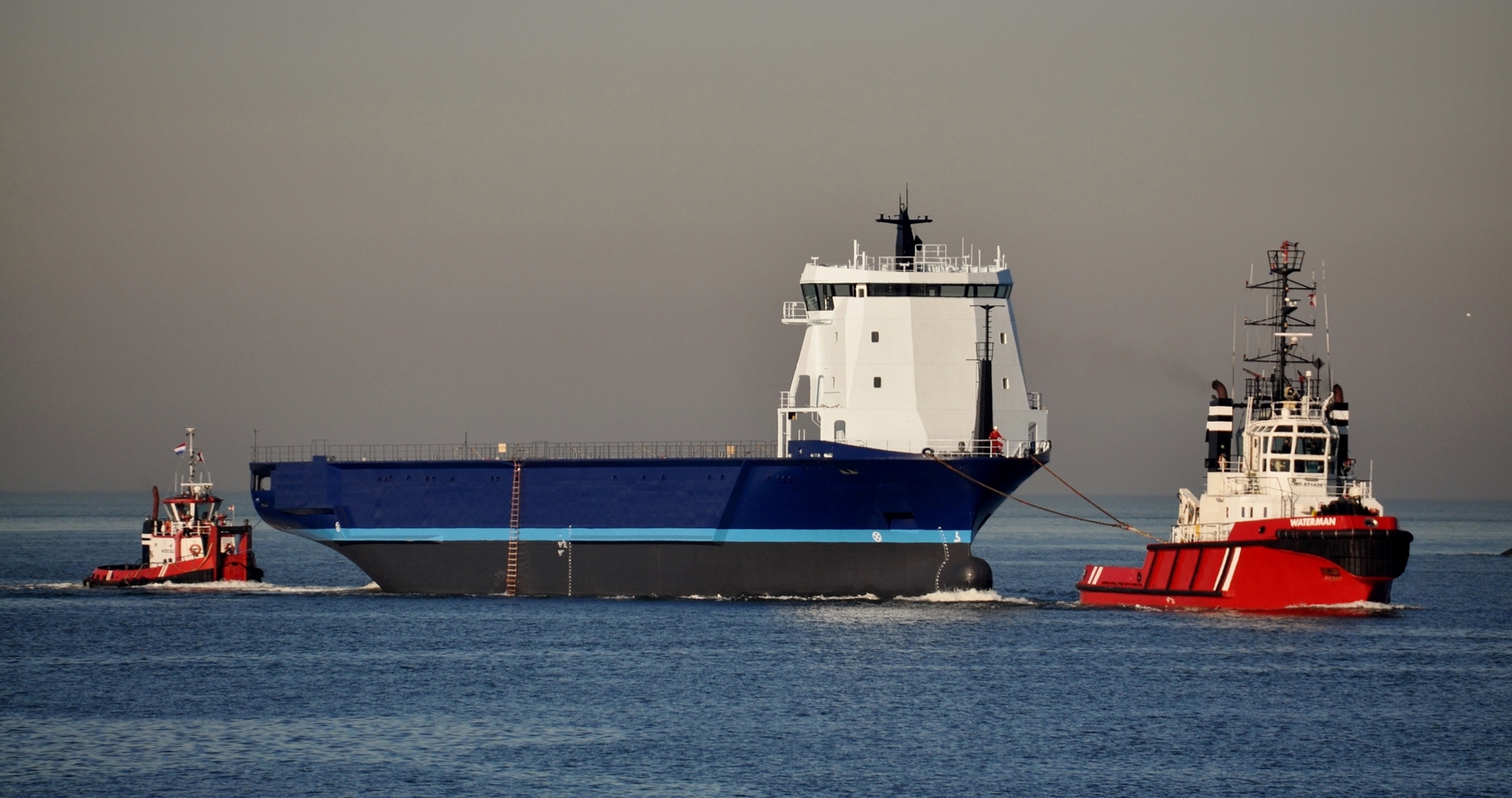 Wagenborg Towage transports hull from Szczecin to Urk