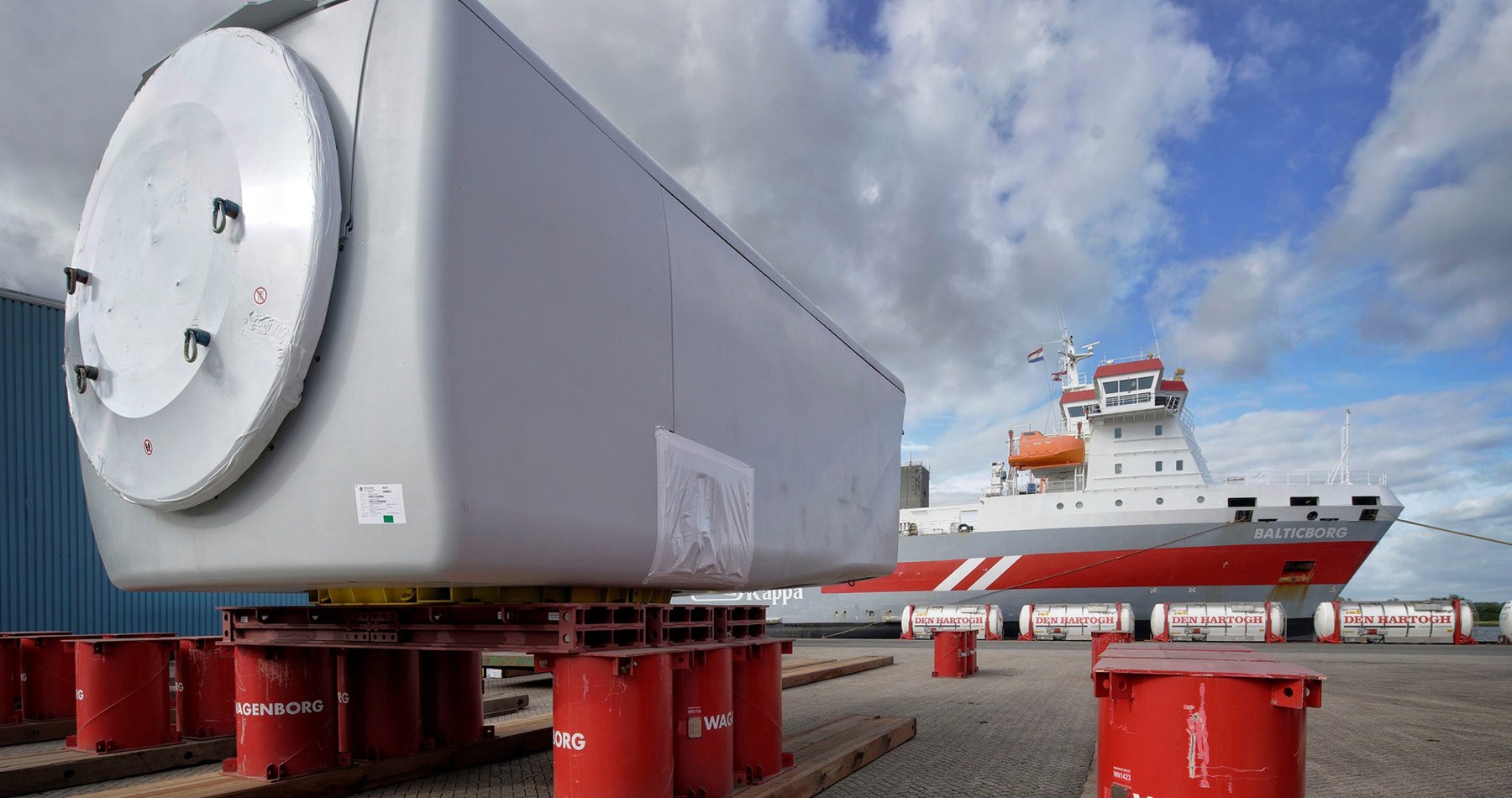 Weekly shipments wind turbine components to Piteå