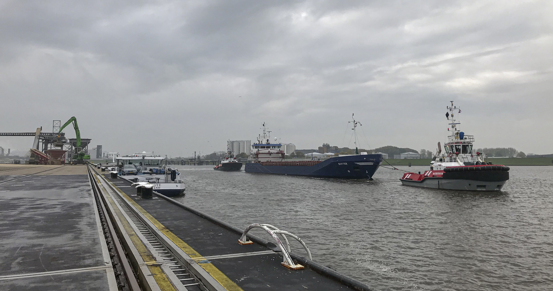 Tug assistance for MV Ruyter in port of Delfzijl