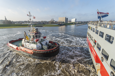 Tug assistance for MV Rijnborg in port of Delfzijl