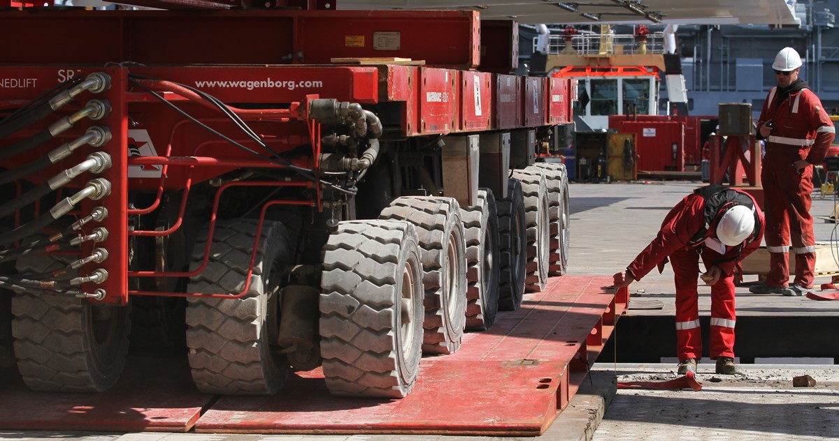 Zwaar transport door Wagenborg Nedlift