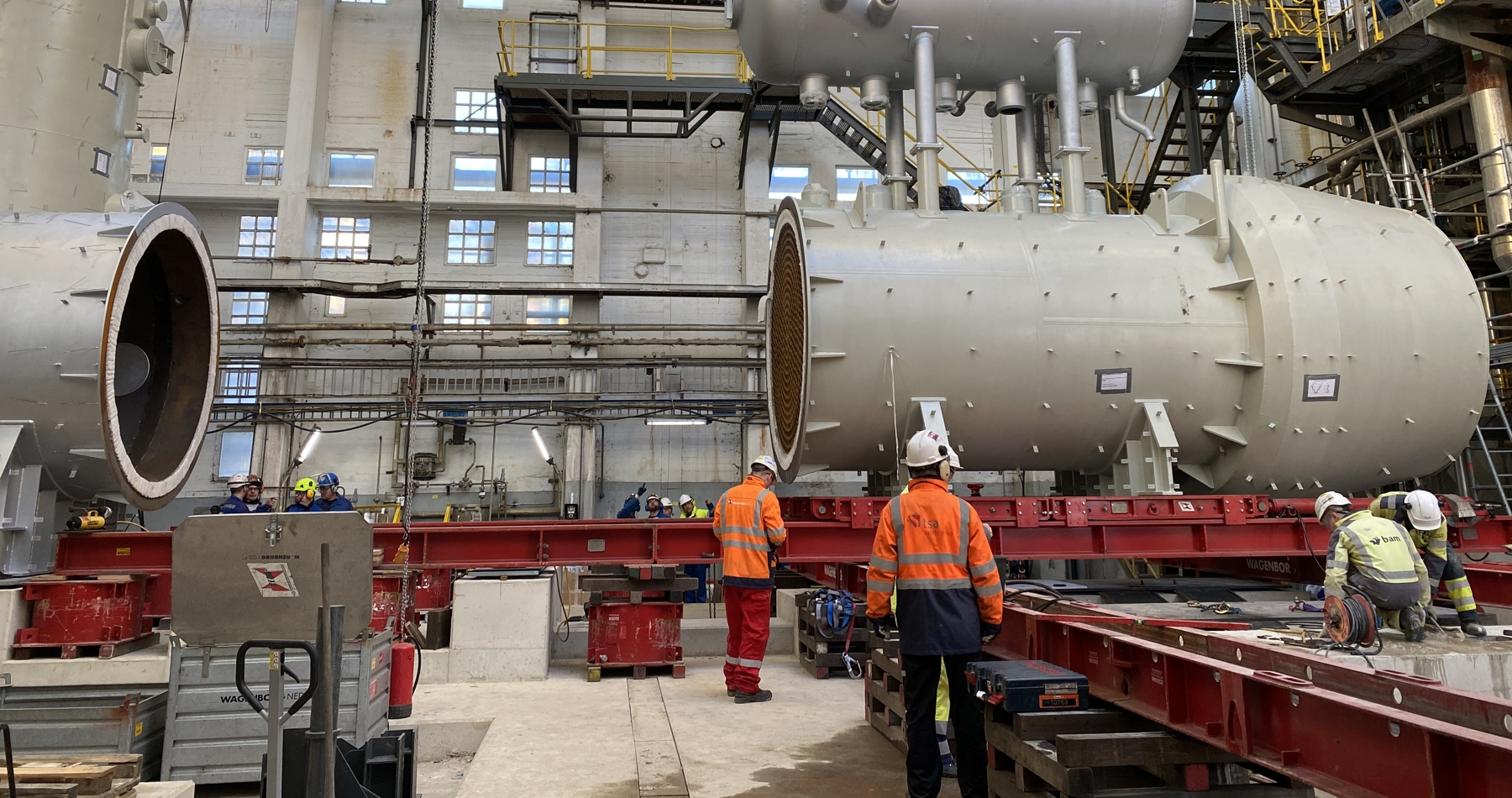 In actie bij de contact zwavelzuurfabriek in Geleen