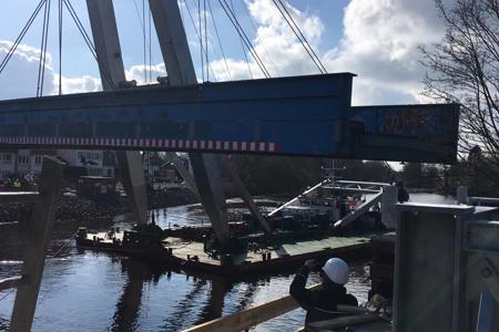 Wagenborg installs temporary bridge in Oldenburg