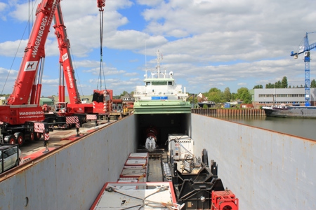 MV Jade loads project cargo with assistance Wagenborg cranes