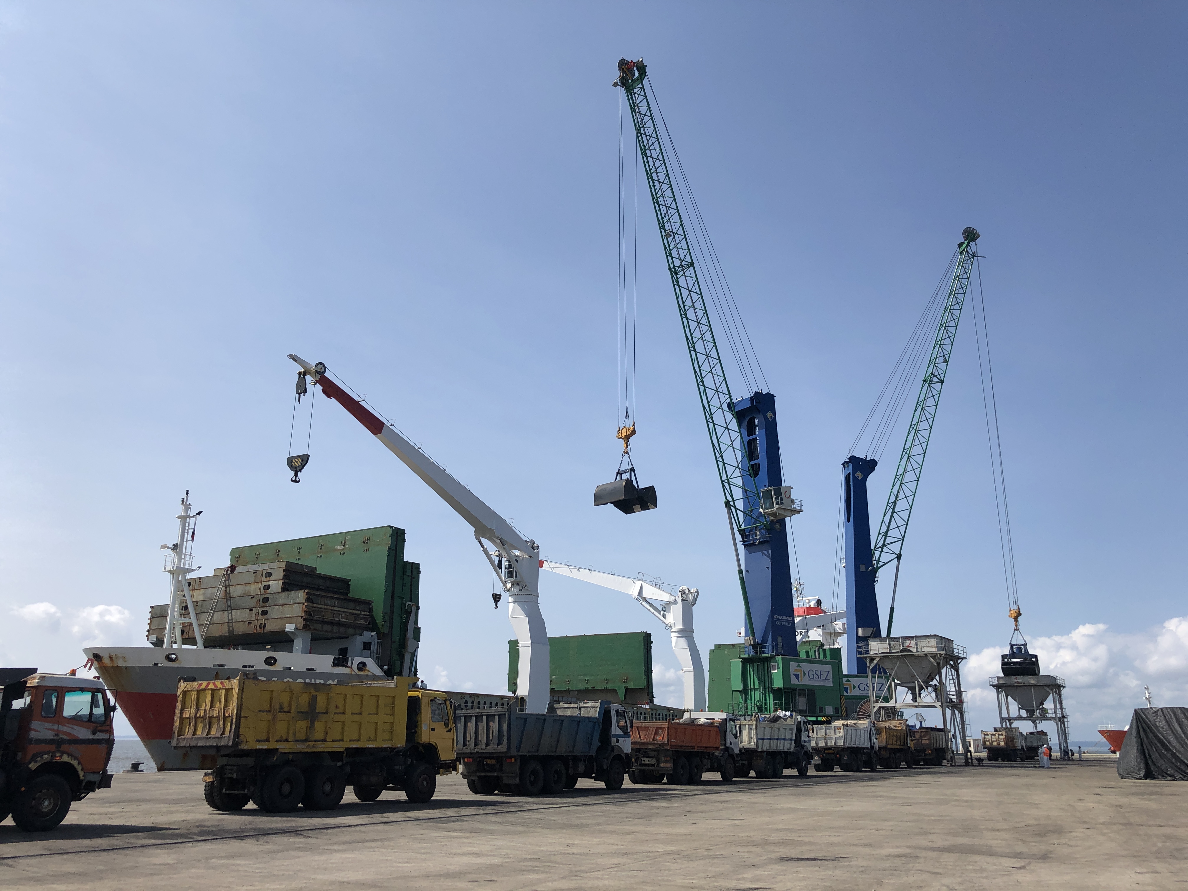 MV Aragonborg discharging cokes in Owendo, Gabon