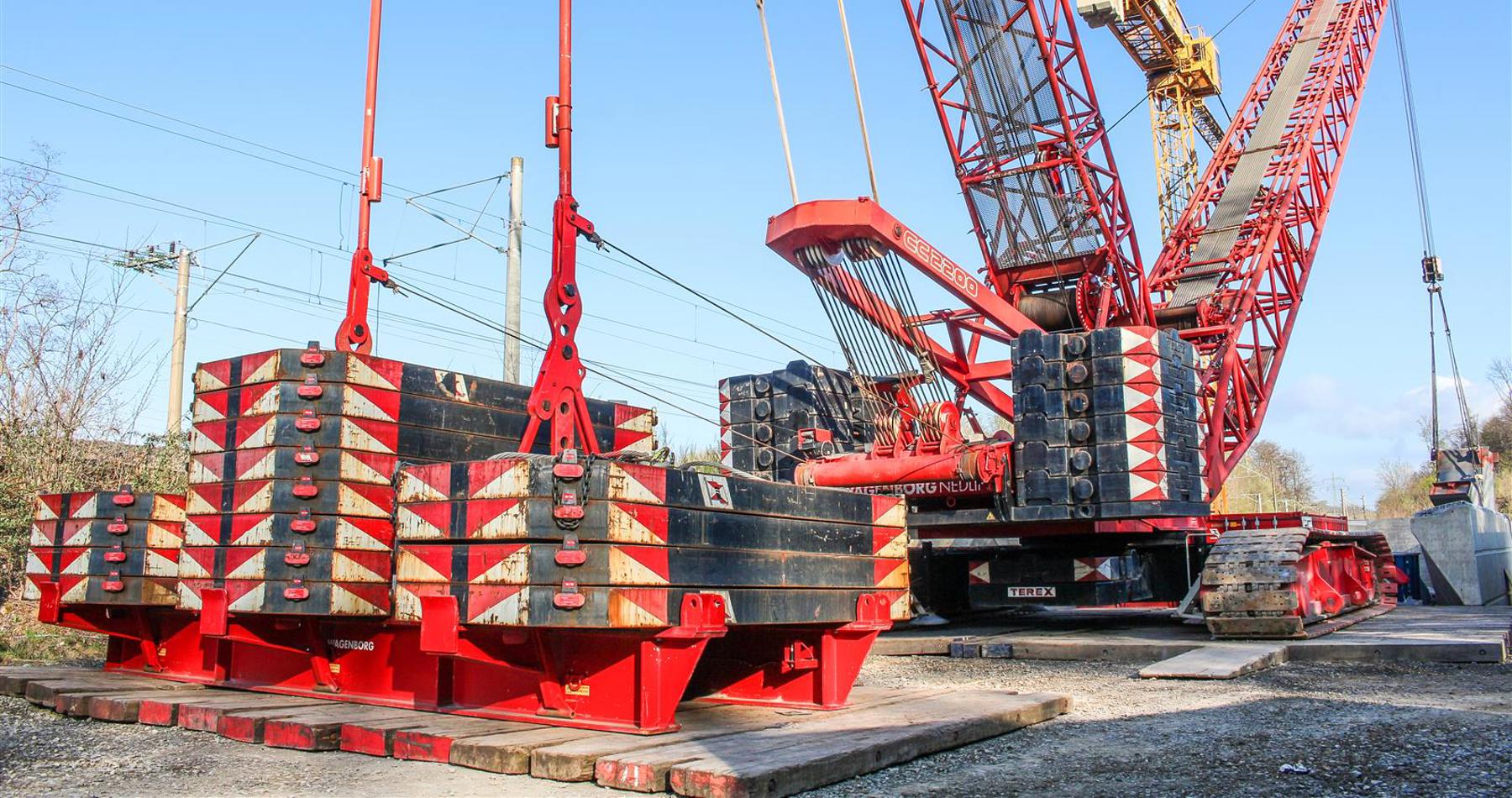 Wagenborg verlegt Brückenteile in der Nähe von Köln
