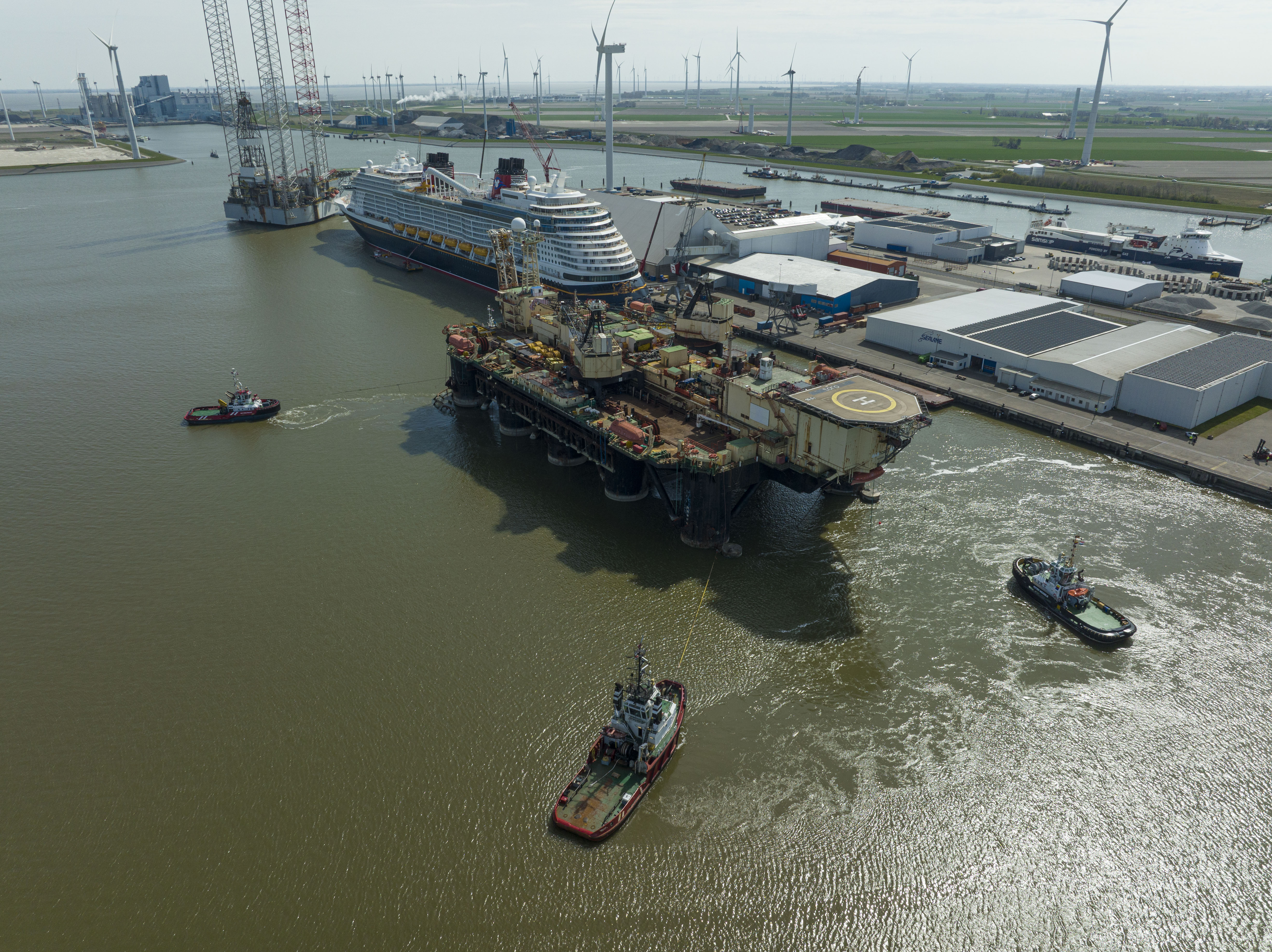 Port assistance for pipe laying platform ‘Toro’ in port of Eemshaven by Wagenborg