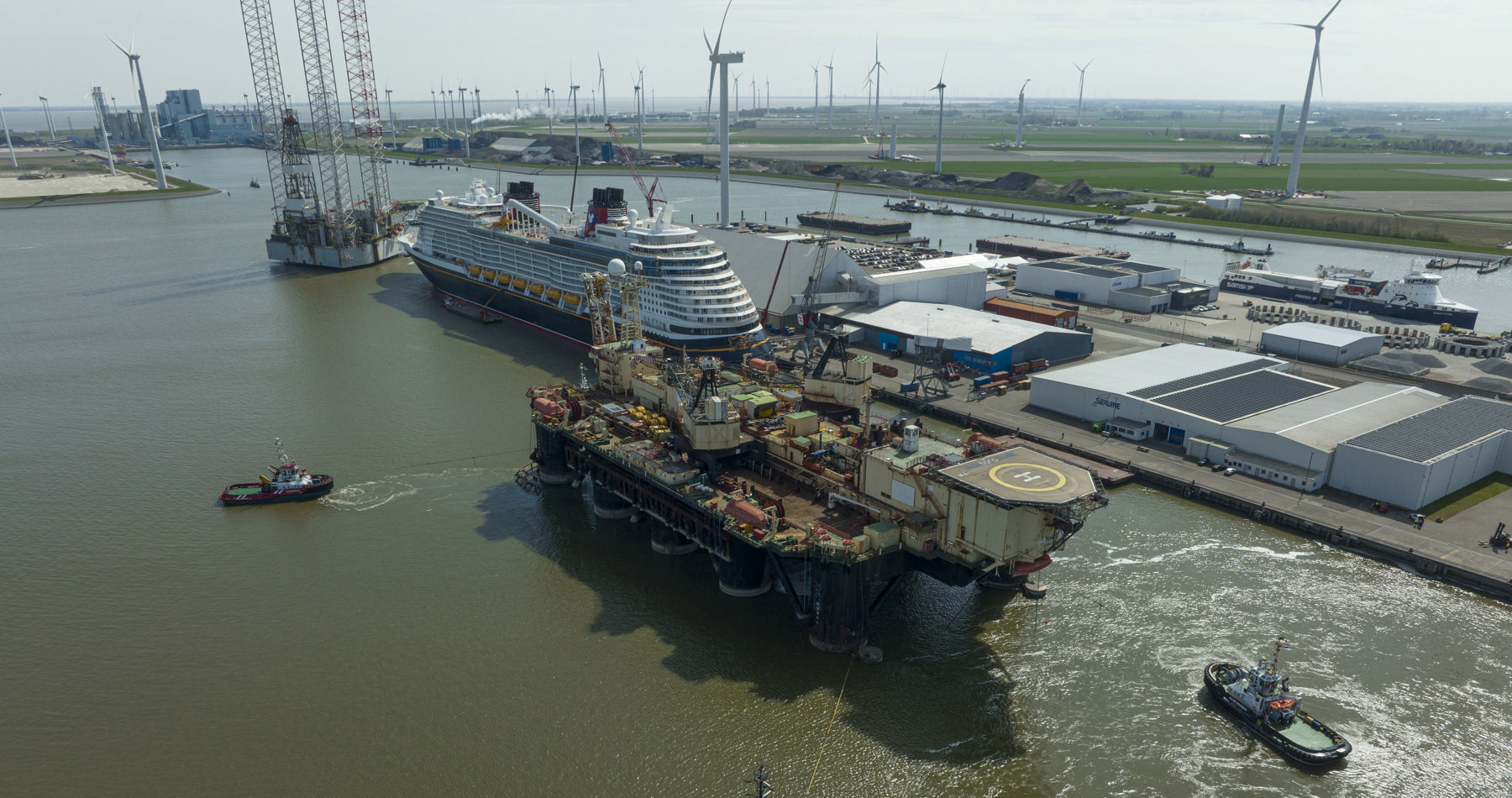 Port assistance for pipe laying platform ‘Toro’ in port of Eemshaven by Wagenborg