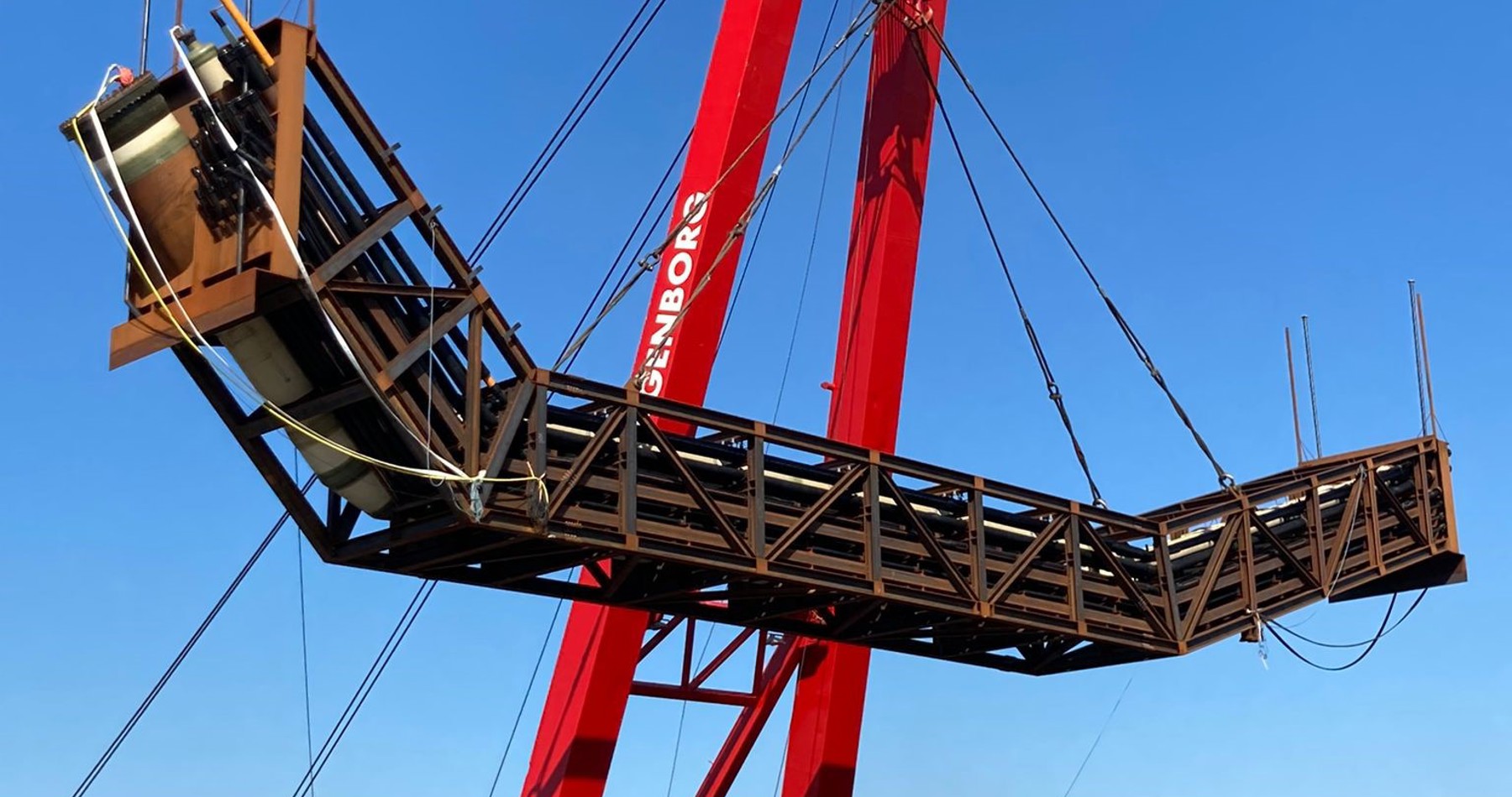 Floating sheerleg puts 170t culvert into place