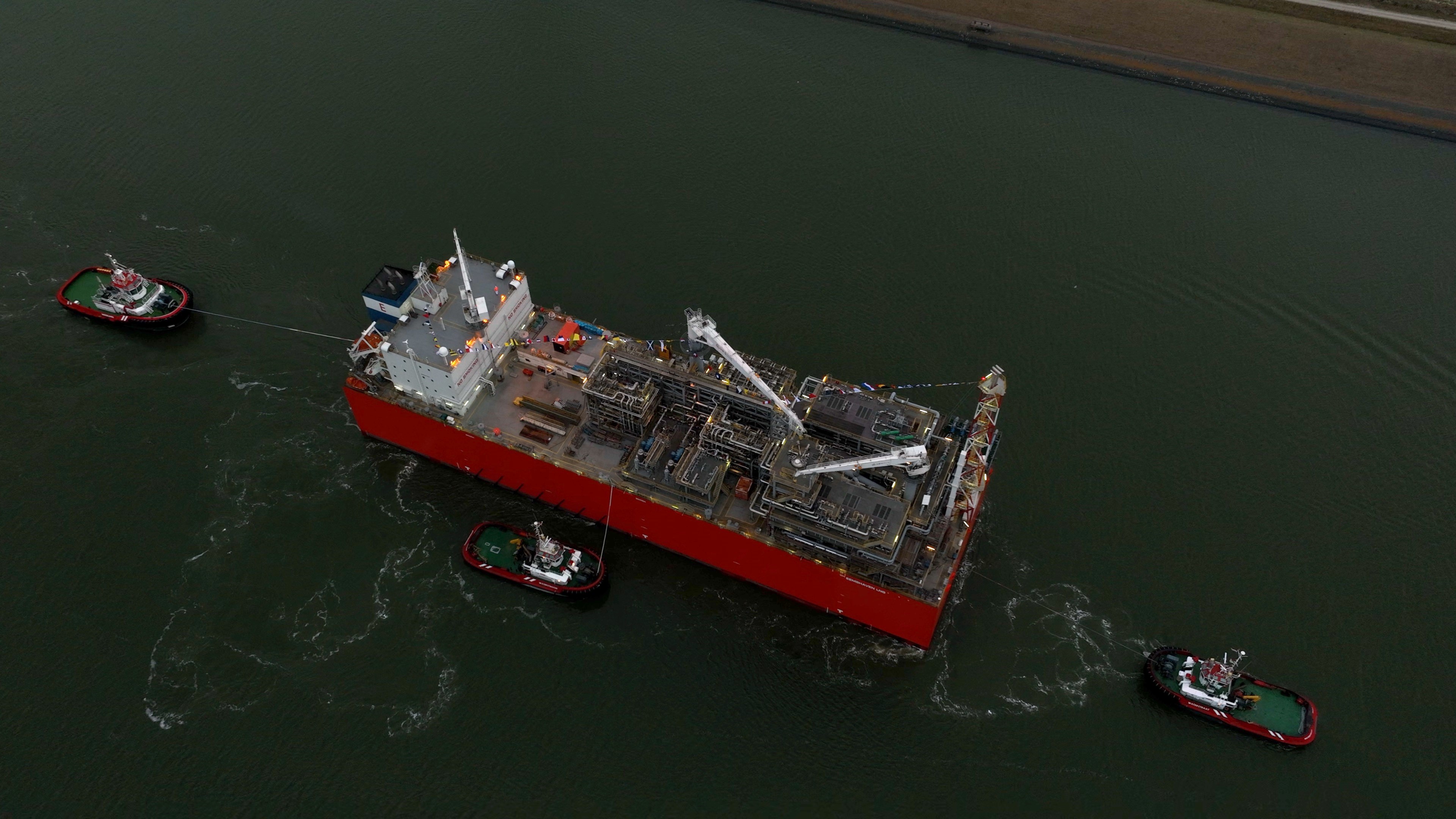 Wagenborg assists first LNG tanker in Eemshaven after start EemsEnergy Terminal