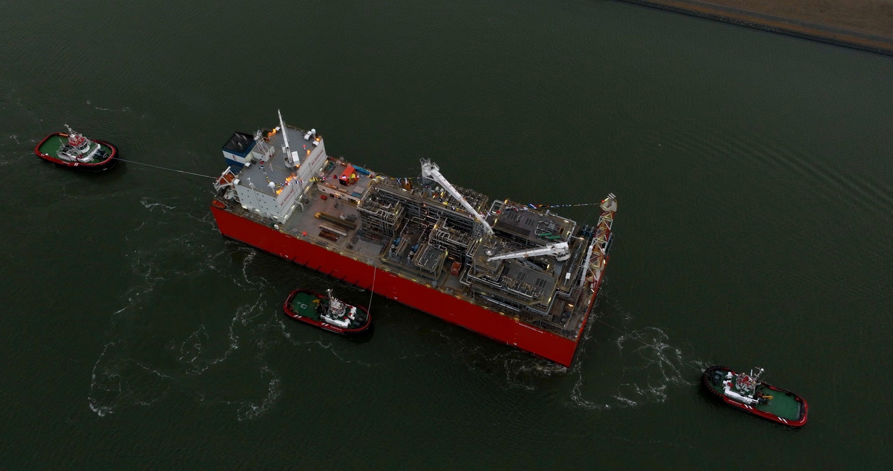 Wagenborg assists first LNG tanker in Eemshaven after start EemsEnergy Terminal