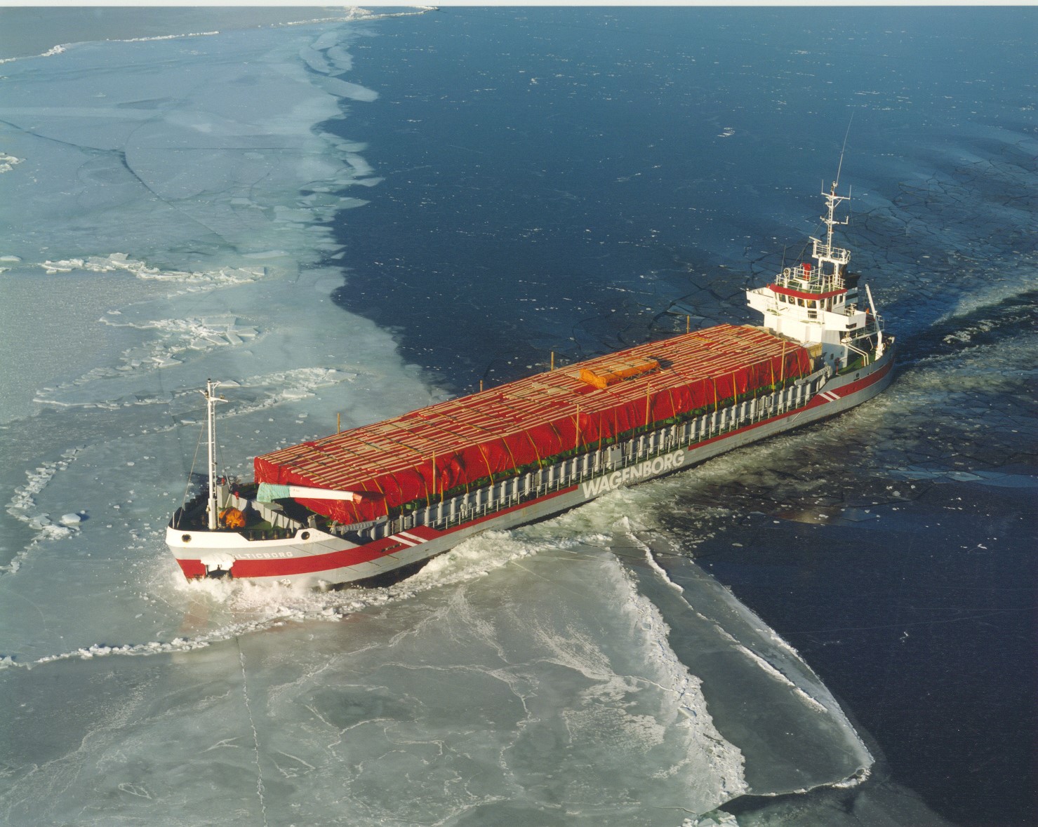 With a view to extending the shipping branch, a sizeable new-build programme is launched in 1990, consisting of four vessels of around 3000 DWT with the highest Finnish ice class and suitable for transporting voluminous goods. The vessels are given the names "Flinterborg", "Balticborg", "Eemsborg" and "Bothniaborg".